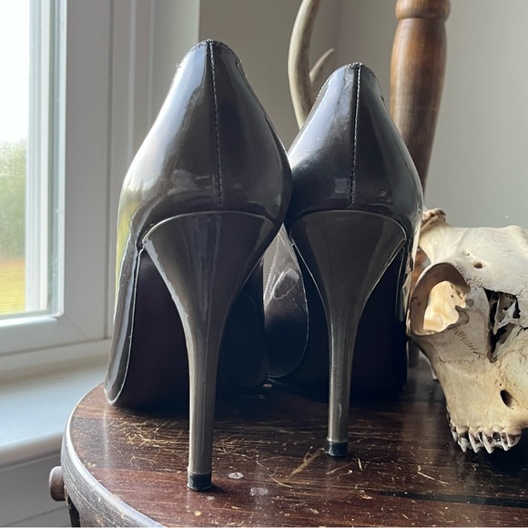 Stuart Weitzman Green Ombré Leather Criss-Cross Strap Peep Toe Heels - Picture 3 of 8